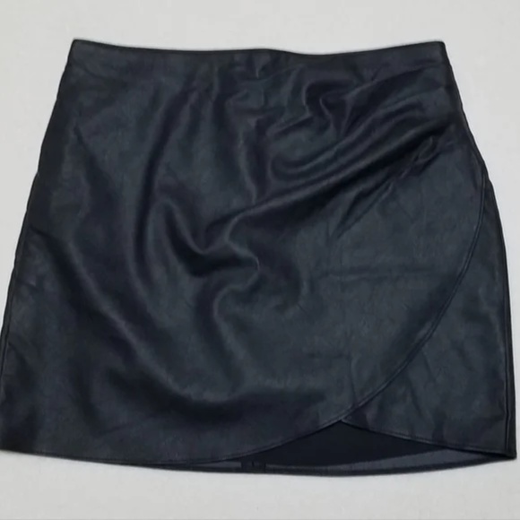 Abercrombie & Fitch Black Vegan Leather Ruched Side Rounded Hem Mini Skirt L - Picture 2 of 3